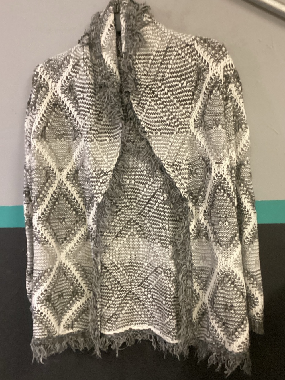 Absolutely Famous Gray & White Diamond Open-Front Fringe Cardigan